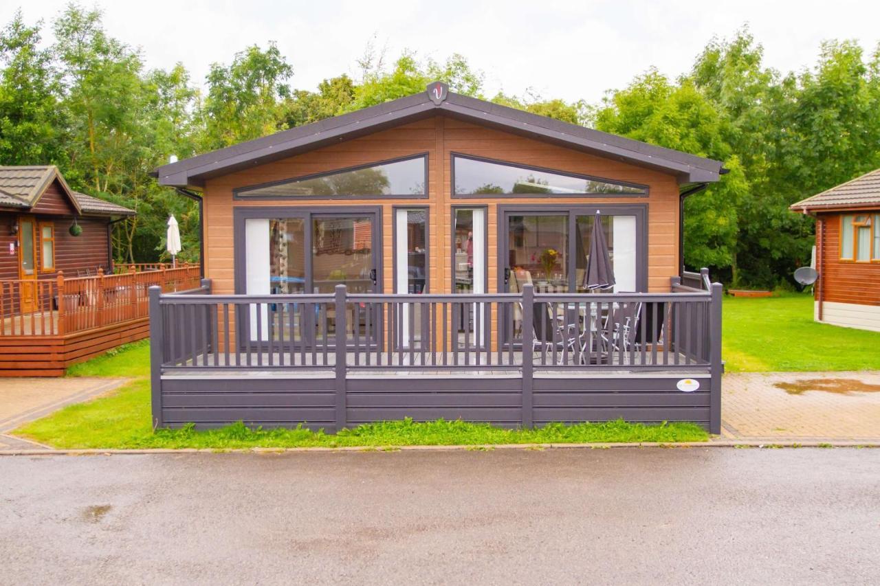 Penny Lodge With Hot Tub Malton Exterior photo