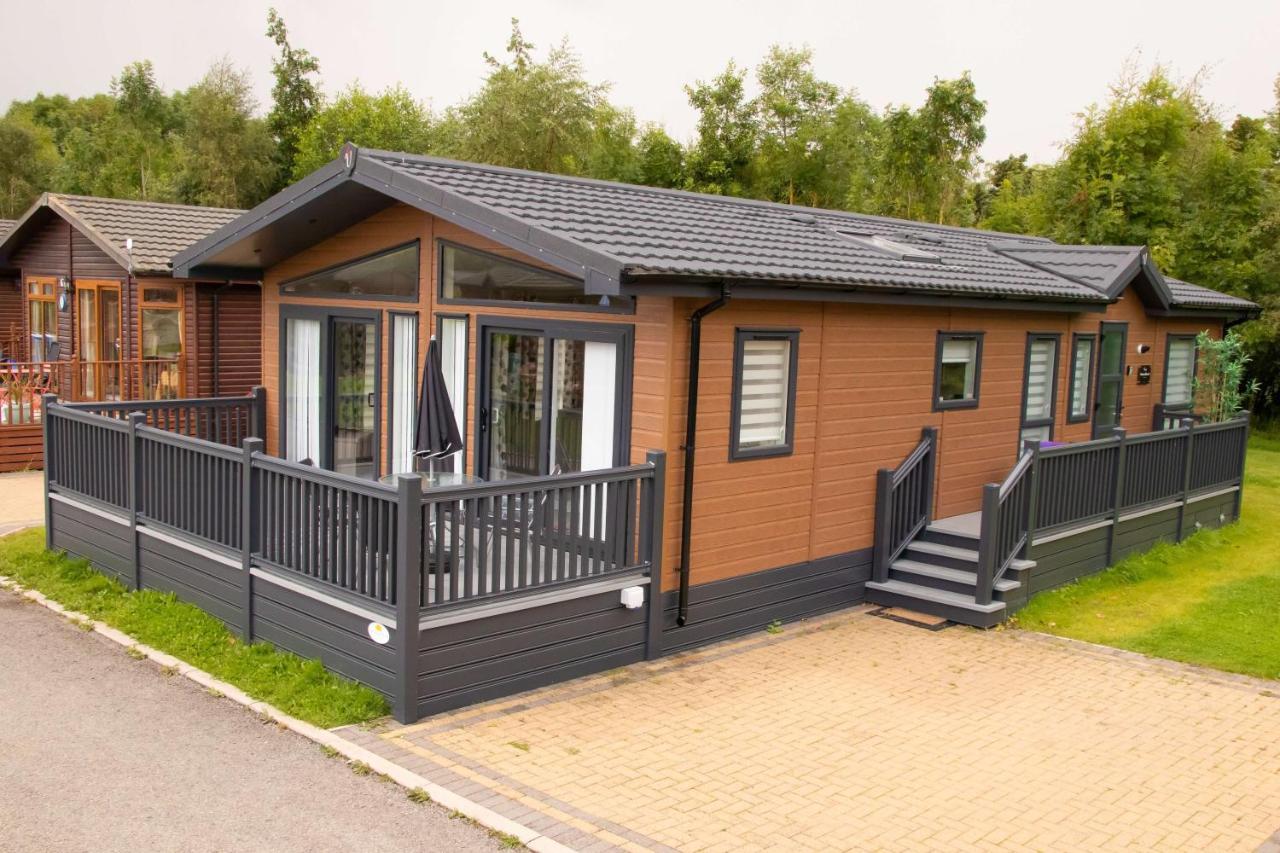 Penny Lodge With Hot Tub Malton Exterior photo