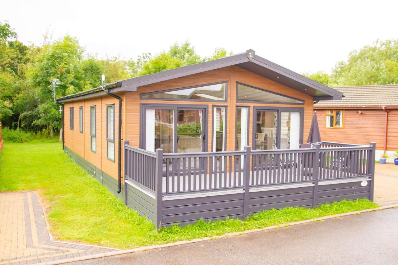 Penny Lodge With Hot Tub Malton Exterior photo