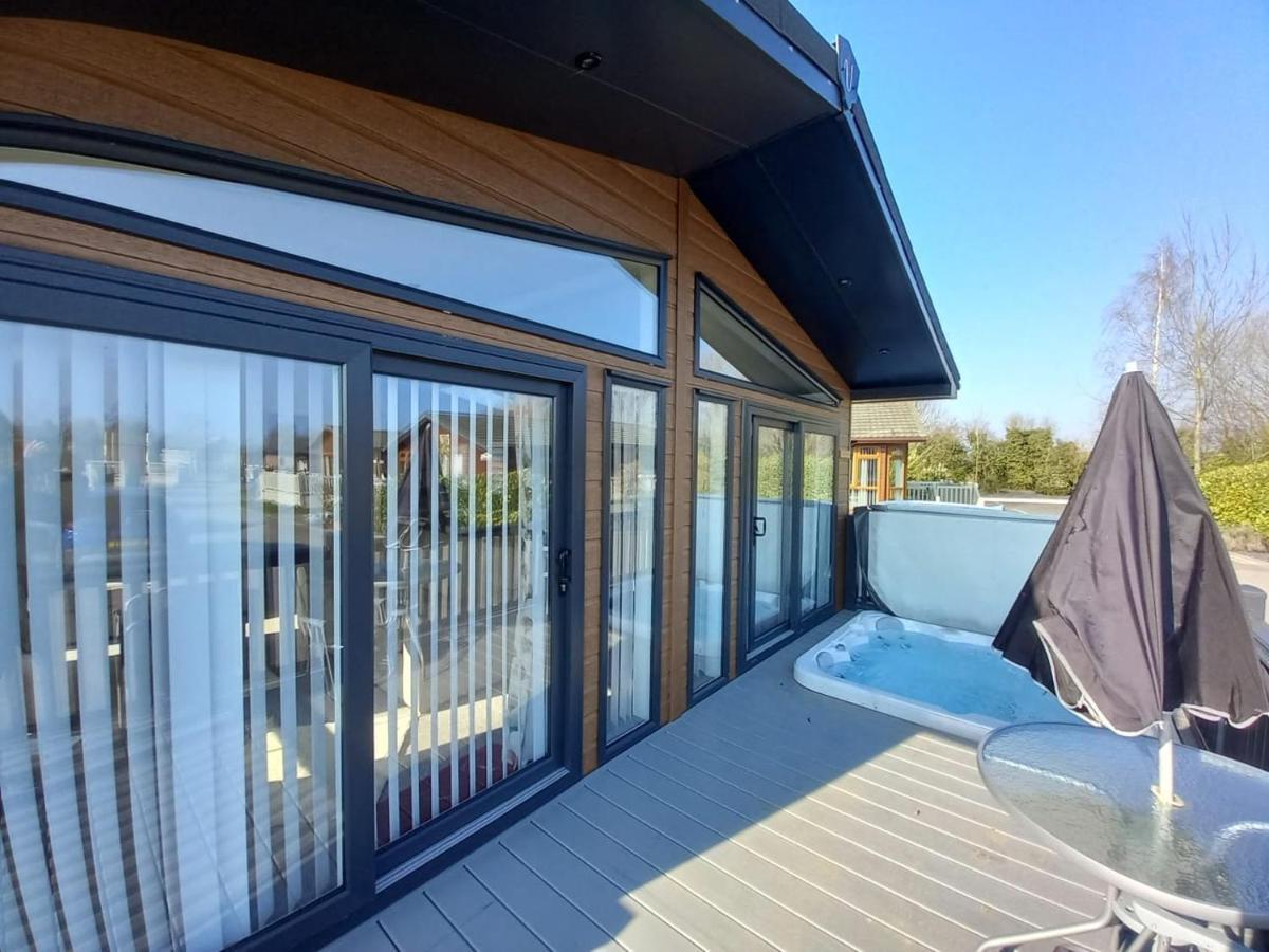 Penny Lodge With Hot Tub Malton Exterior photo